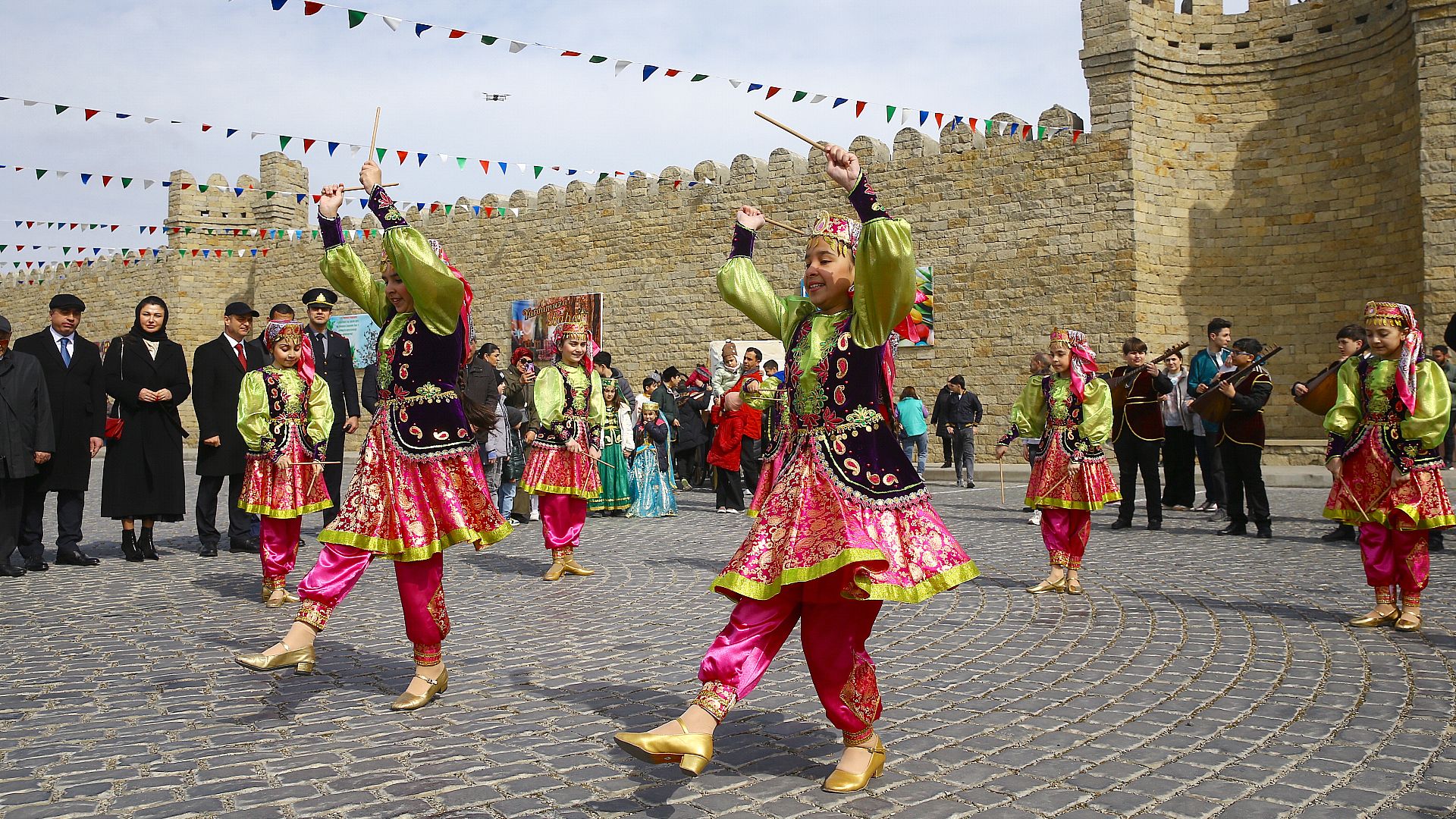 A la veille du printemps et de la célébration de Norouz, la terrerespire à nouveau…/ در آستانه‌ی بهار و جشن نوروز، زمین دوباره نفس می‌کشد …